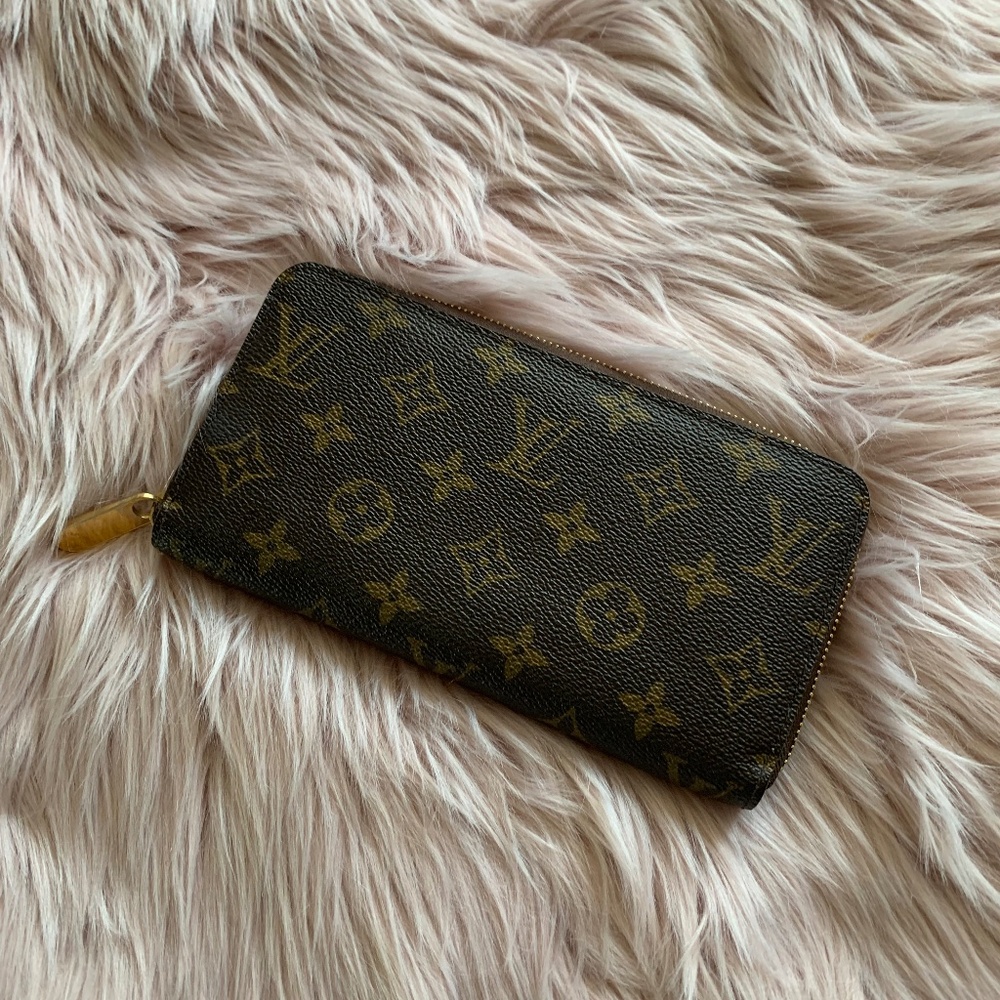 Louis Vuitton Zippy Wallet in Monogram